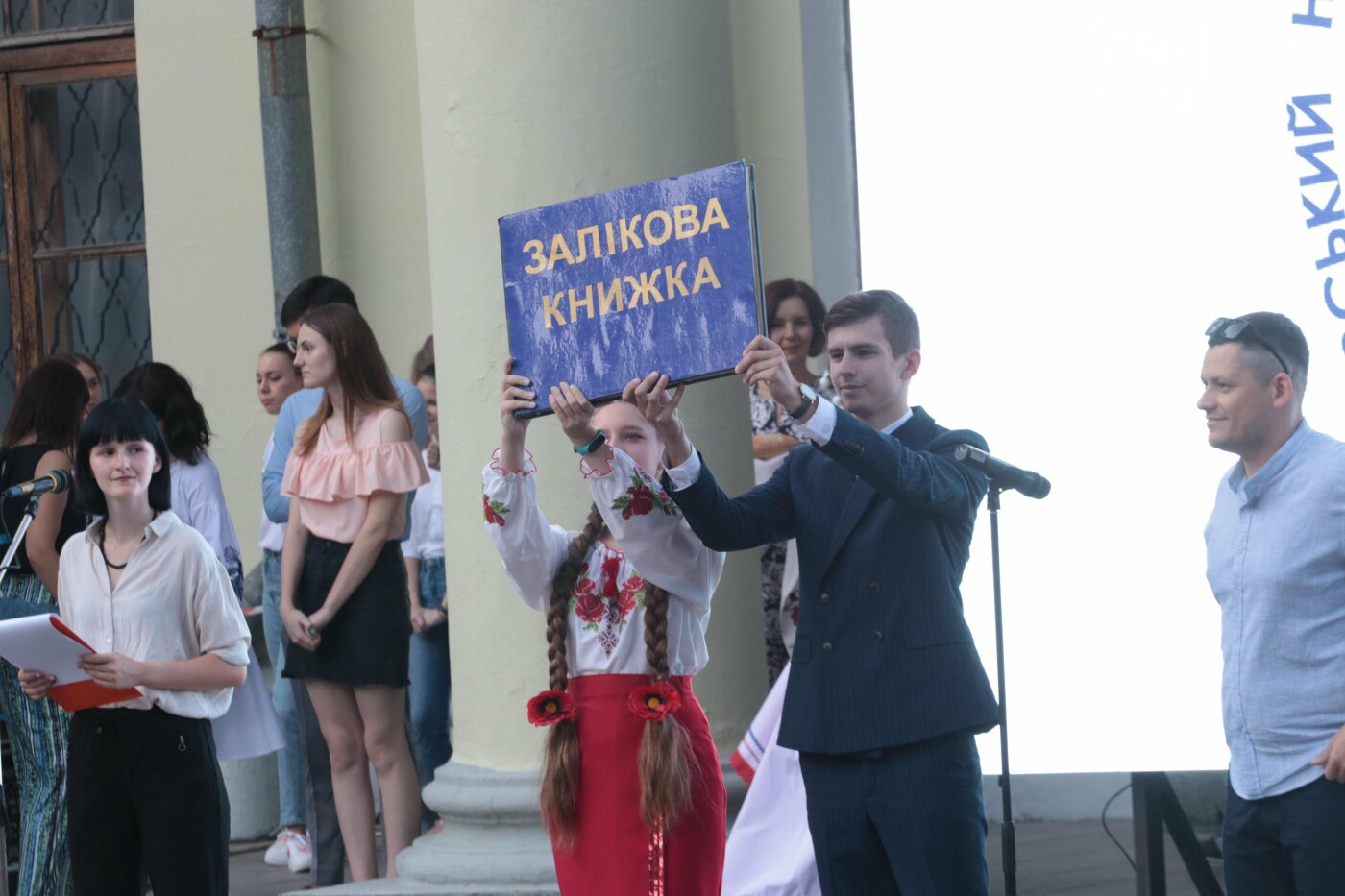 В одном из вузов Днепра состоялось торжественное посвящение в студенты: почти три тысячи абитуриентов приняли присягу, фото-6