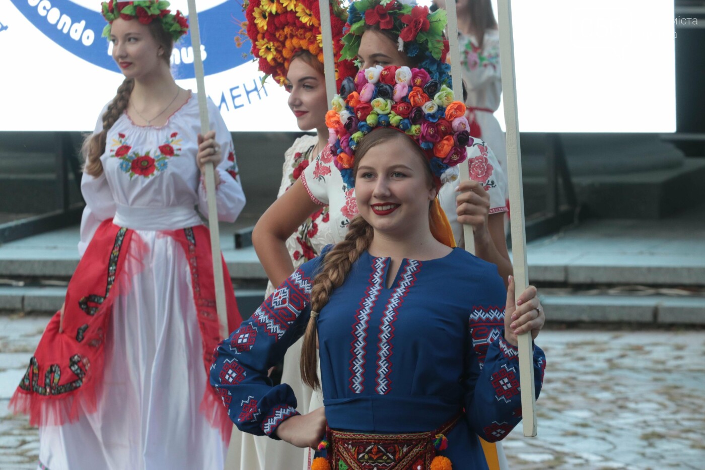 В одном из вузов Днепра состоялось торжественное посвящение в студенты: почти три тысячи абитуриентов приняли присягу, фото-17