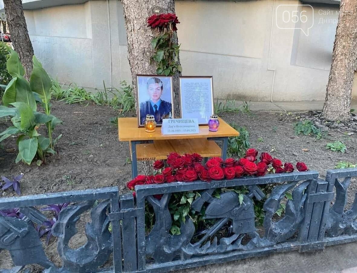 Лампадки, слезы и красные розы: днепряне прощаются с Дарьей Гречищевой, фото-5