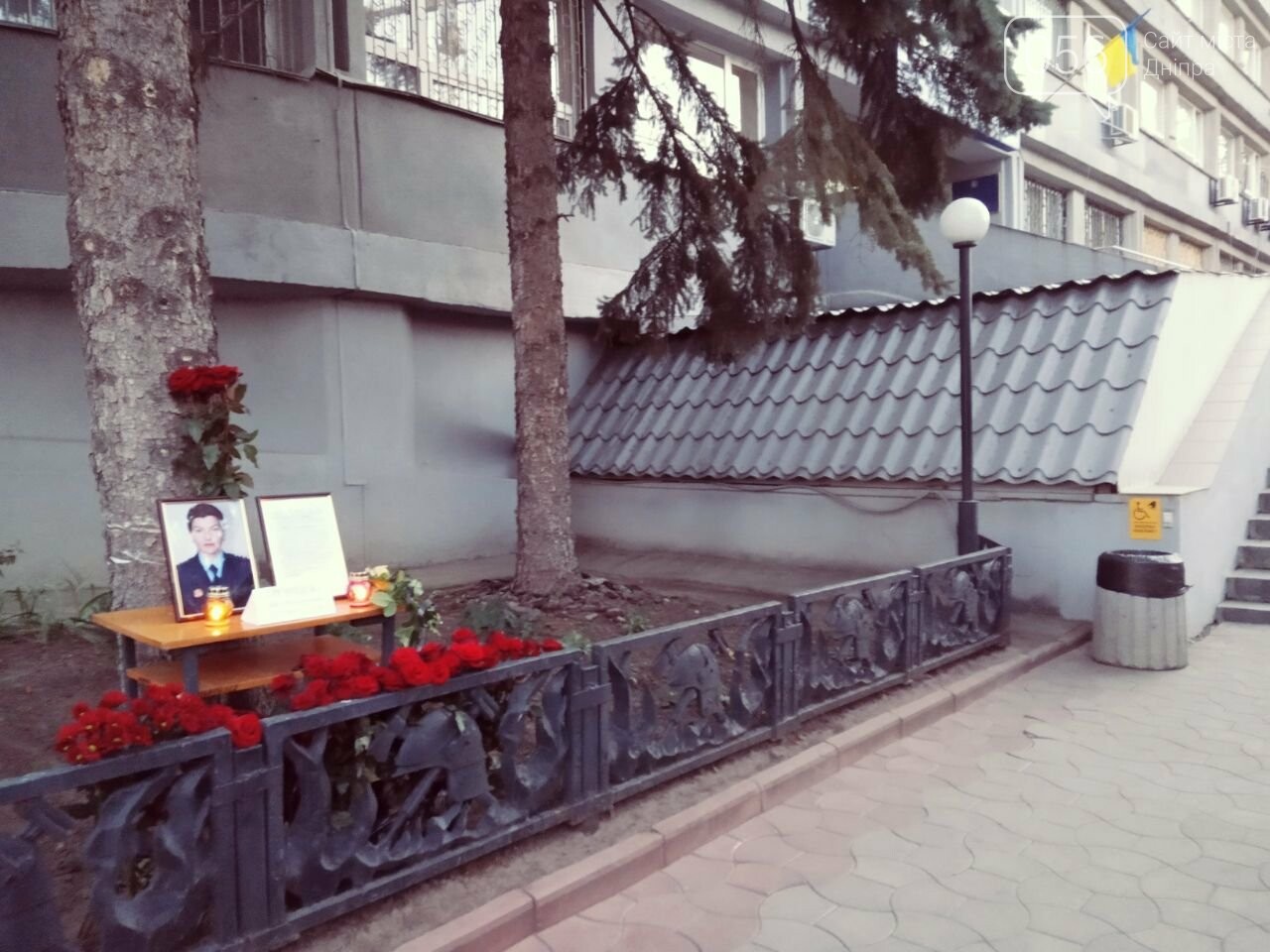 Лампадки, слезы и красные розы: днепряне прощаются с Дарьей Гречищевой, фото-4