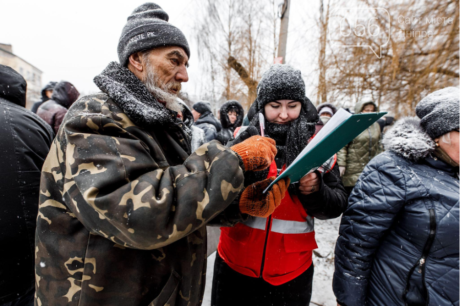 Список лиц, нуждающихся в помощи, формируют местные власти в сотрудничестве с Красным Крестом / Фото Кока-Кола Украина