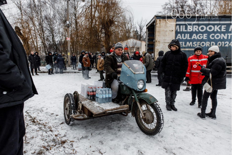 Жители используют транспортные средства, чтобы забрать гуманитарную помощь / Фото Кока-Кола Украина
