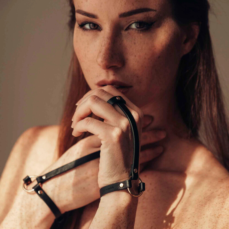 Браслети на зап'ястя та палець MAZE Bijoux Indiscrets чорні, OS, 2 шт. - Изображение 4