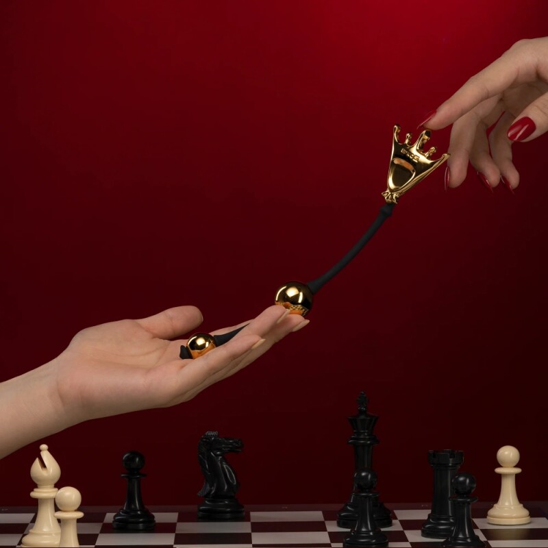 Вагінальні кульки The Chess Queen UPKO The Chess Collection металеві, чорно-золоті, 22 х 2.5 см - Изображение 3