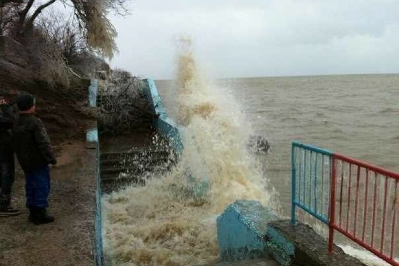 Таганрог затопило. Нагон воды в Таганроге. Шторм в Таганрогском заливе. Уровень воды в Таганрогском заливе. Ветровой выгон воды в Таганрогском заливе.