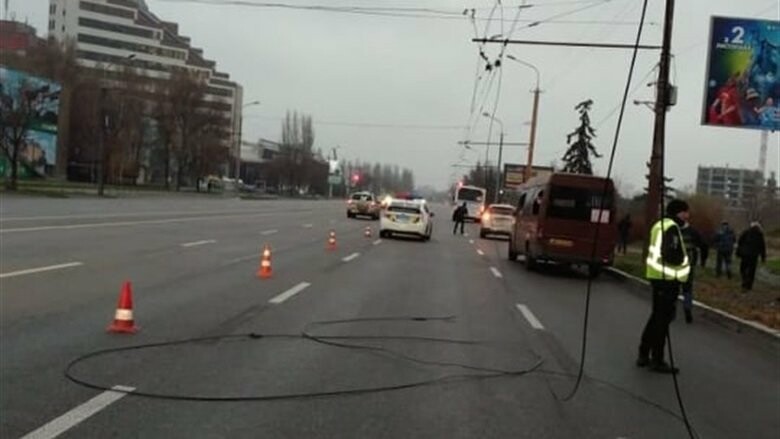 На Набережной Победы оборвался провод троллейбусной линии: движение ...