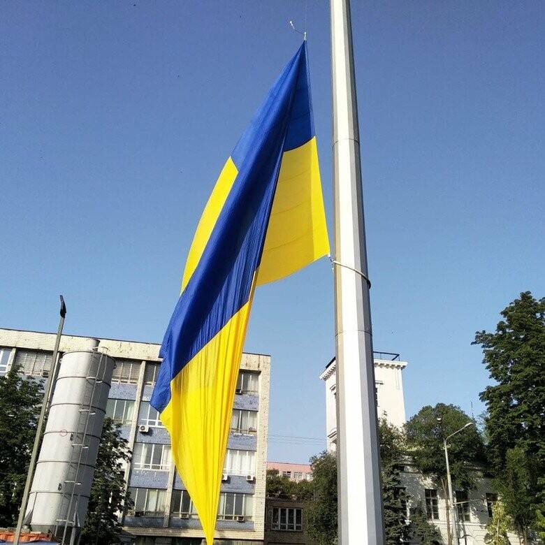 В Днепре заменили самый большой флаг Украины | Новини
