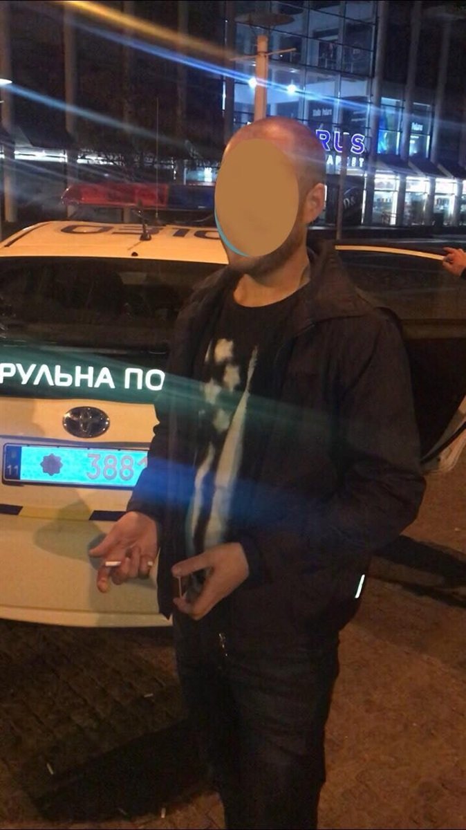 В центре Днепра задержали вандала, который пытался повредит..., фото-1 В центре Днепра задержали вандала, который пытался повредить smart-дерево, - ФОТО, фото-1