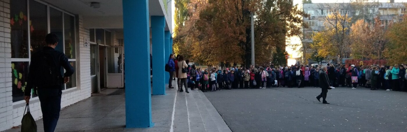 В Днепропетровской области в школе разбили ампулу с химикат..., фото-1 В Днепропетровской области в школе разбили ампулу с химикатом: эвакуировано 1200 детей, - ФОТО, ВИДЕО, фото-1