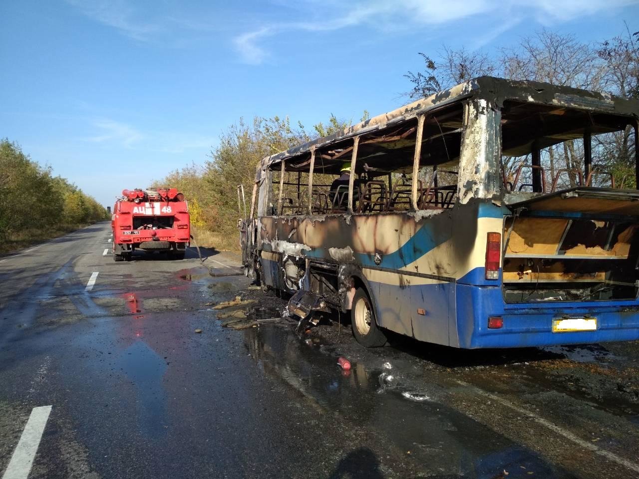 В сети появилось видео горящего посреди трассы пассажирског..., фото-1 В сети появилось видео горящего посреди трассы пассажирского автобуса в Днепропетровской области, - ВИДЕО, фото-1