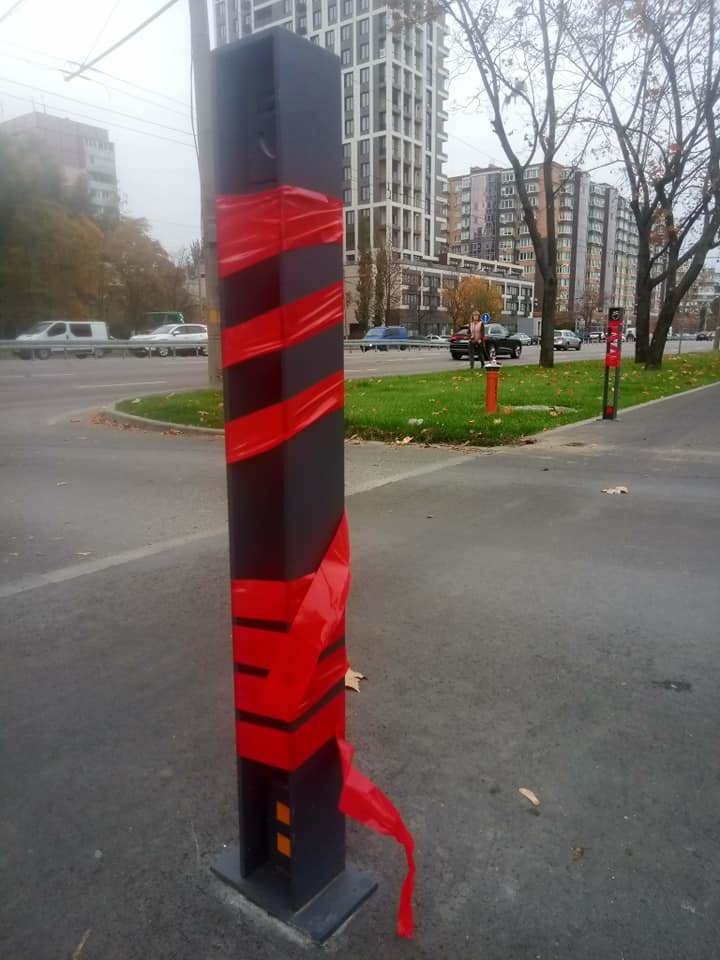Днепряне обклеили красной лентой столбики, от которых пострадала велосипедистка, - ФОТО, фото-1