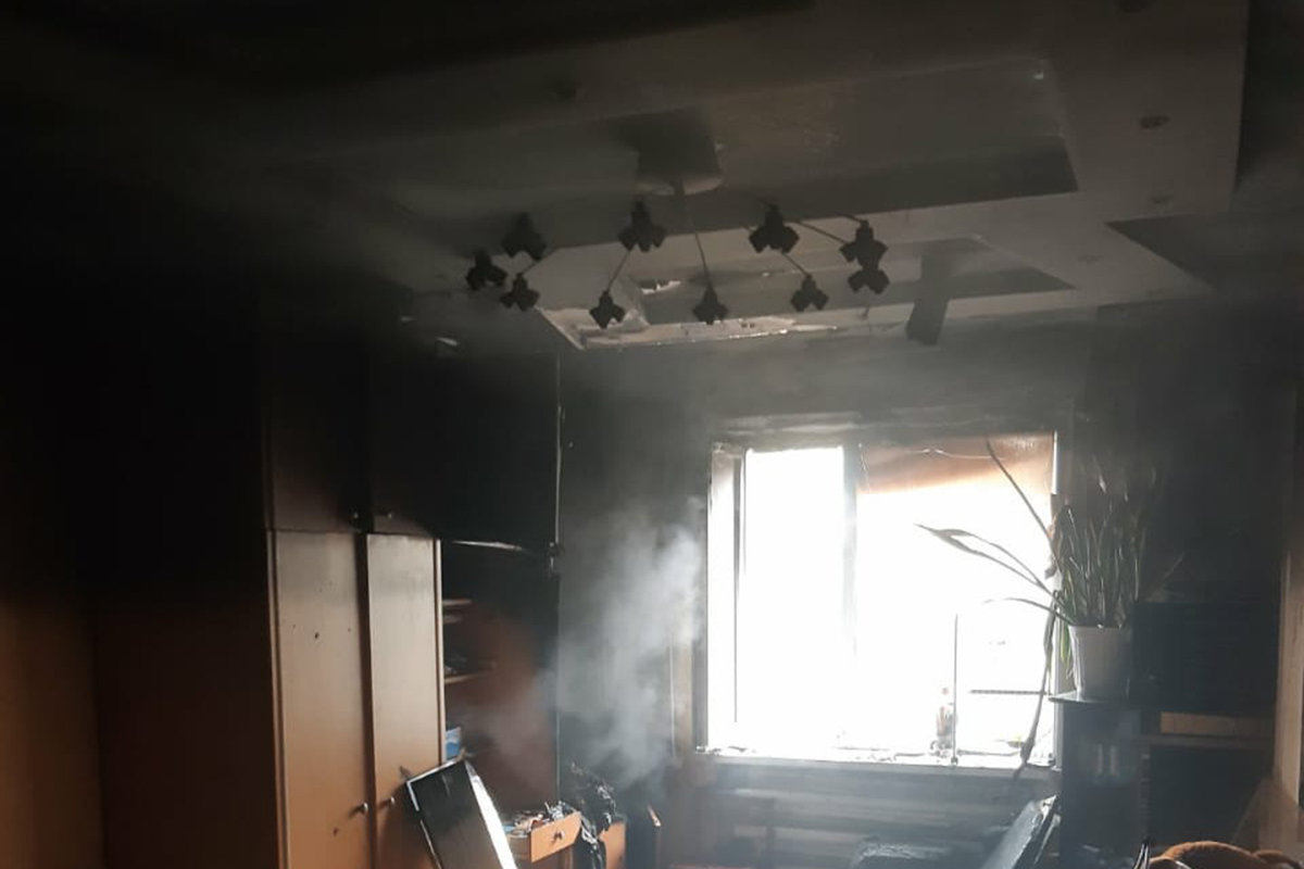 Сотрудники ГСЧС тушили квартиру