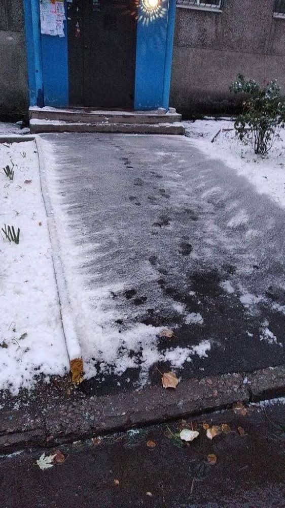 В Днепре вчера выпал снег, его расчищают коммунальщики