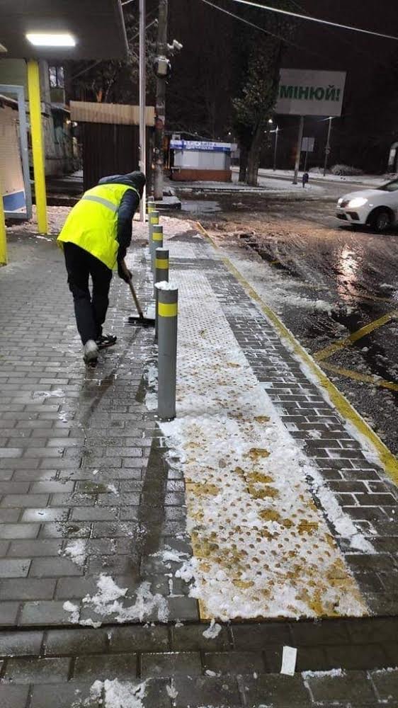 В Днепре вчера выпал снег, его расчищают коммунальщики