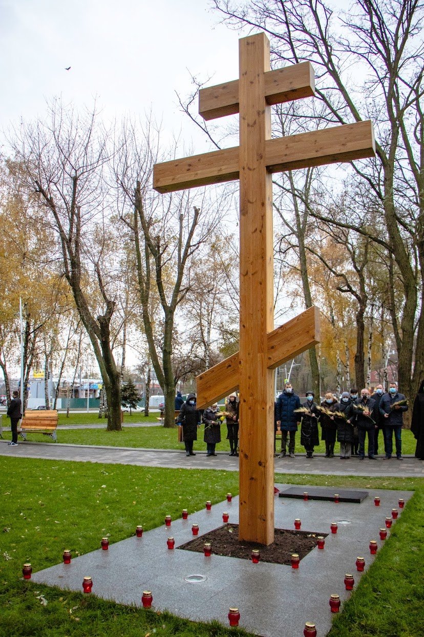 В Днепре возложили цветы к памятному Кресту