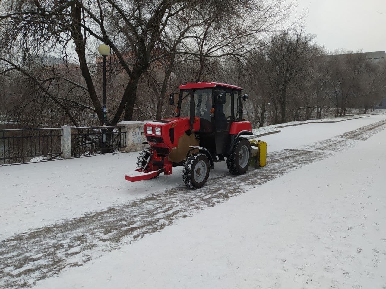 В Днепр пришёл снег: на дорогах работает спецтехника , фото-1