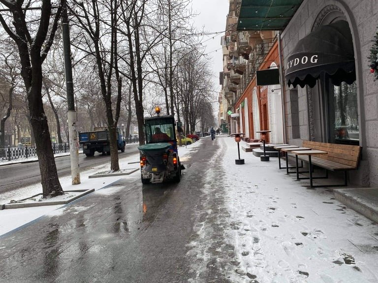 В Днепр пришёл снег: на дорогах работает спецтехника , фото-4