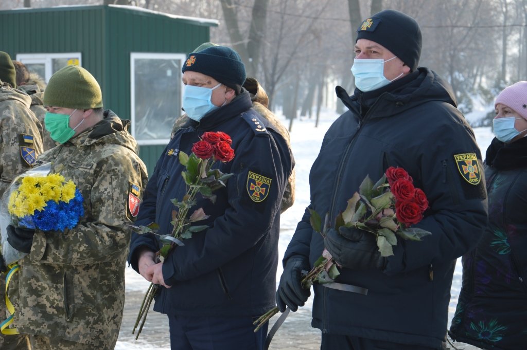 Минута молчания и цветы: в Днепре почтили память защитников Донецкого аэропорта, фото-3