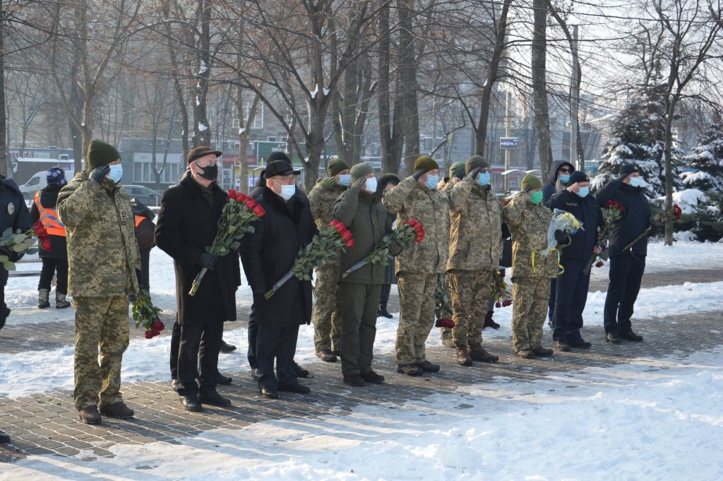 Минута молчания и цветы: в Днепре почтили память защитников Донецкого аэропорта, фото-1