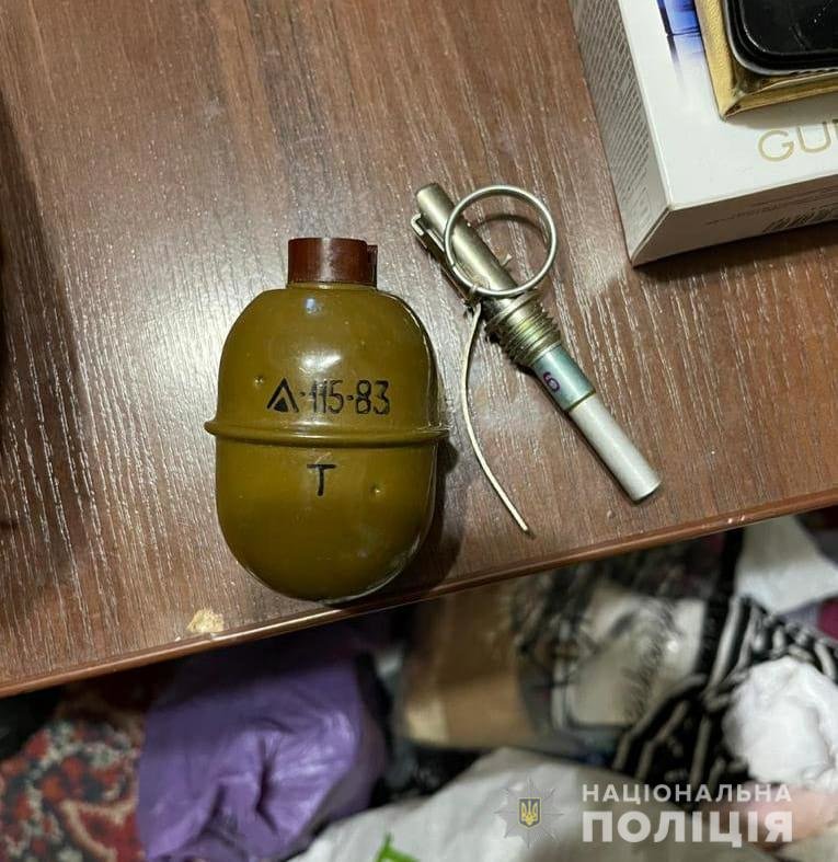 У жителя Днепра нашли наркотики и гранату (ФОТО), фото-1