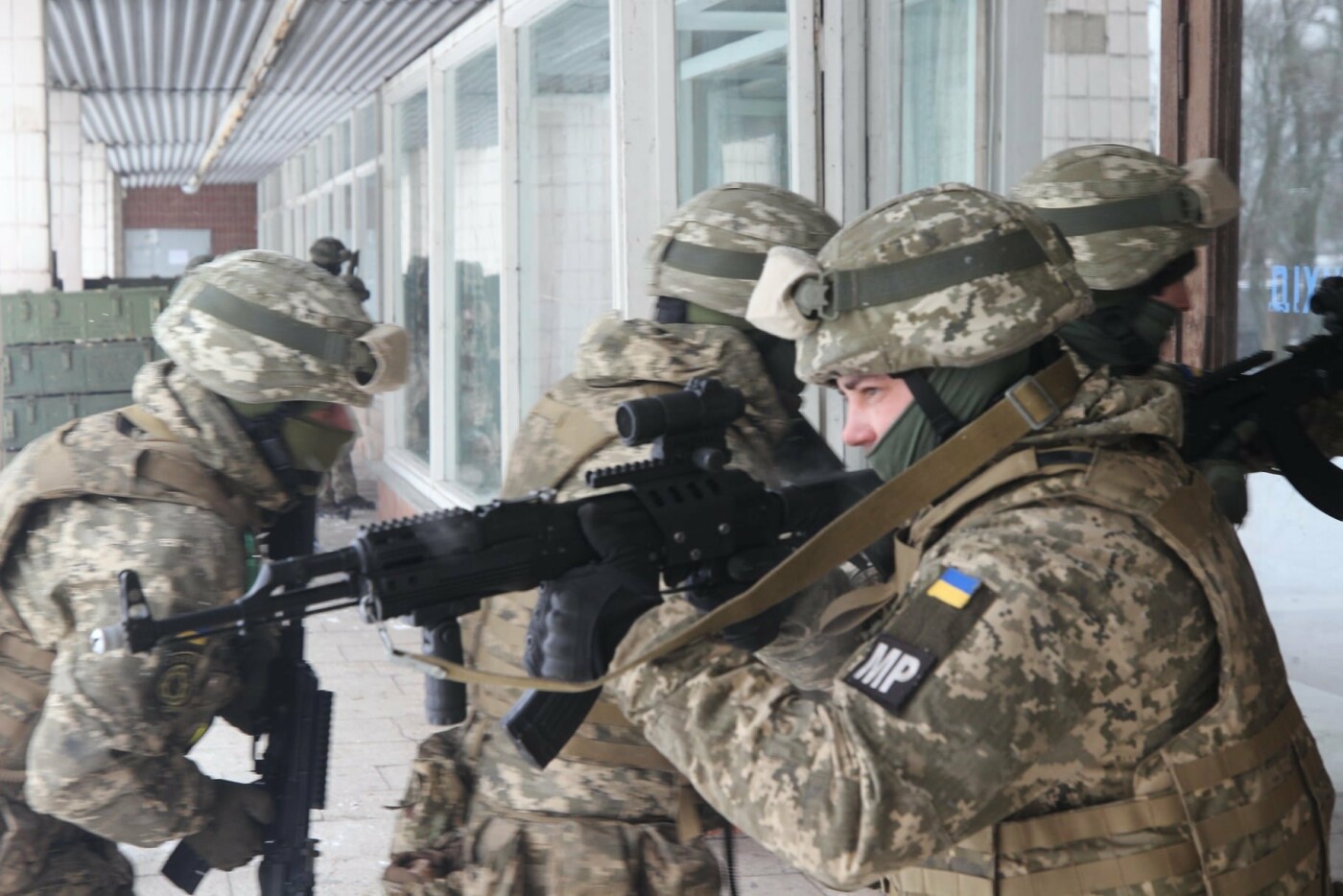 На Днепропетровщине военные освободили заложников, отбили штурм и задержали воров, - ФОТО, фото-4