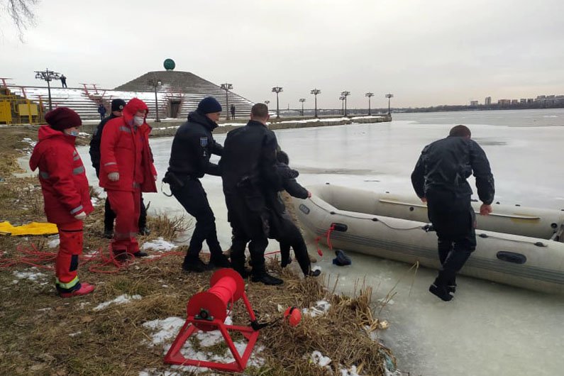 В Днепре возле Фестивального причала женщина ушла под лед: подробности, фото-3