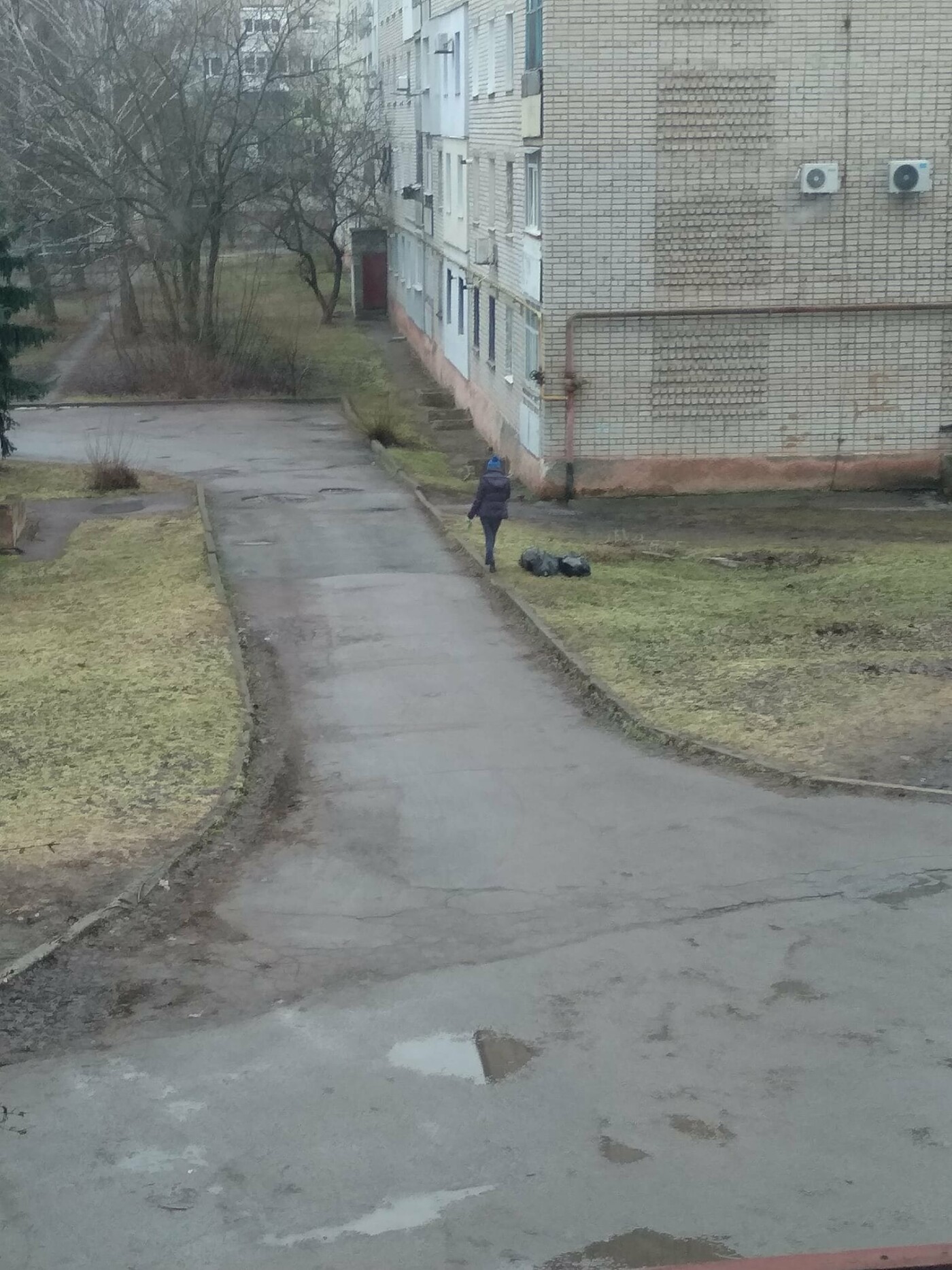 «Мне не лень убрать ваш мусор» — на Днепропетровщиные девушка держит весь район в чистоте, фото-1
