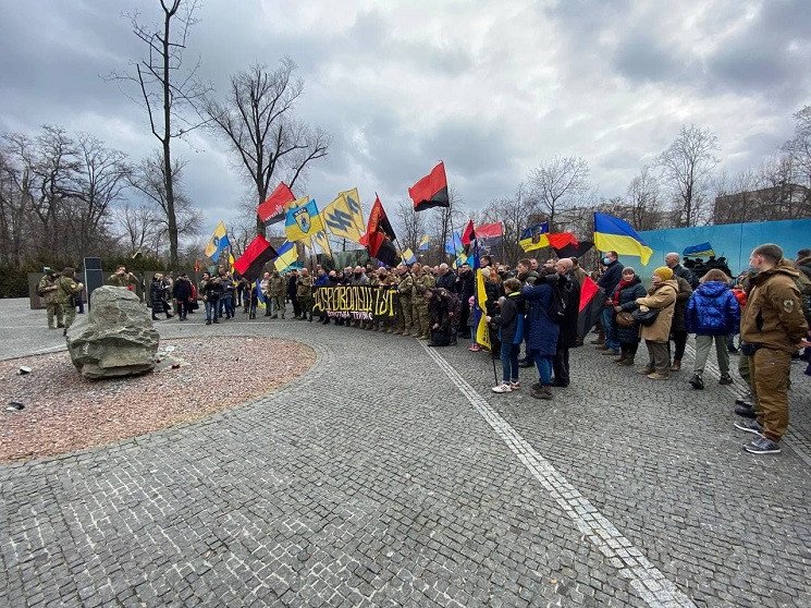 В Днепре по центральному проспекту прошла колонна военных, фото-1
