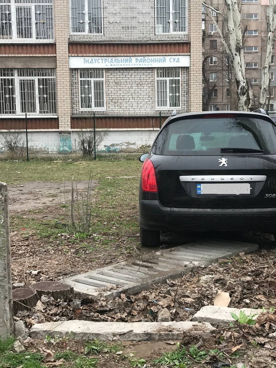 Заехал «порешать» дела: в Днепре водитель протаранил забор суда, фото-1