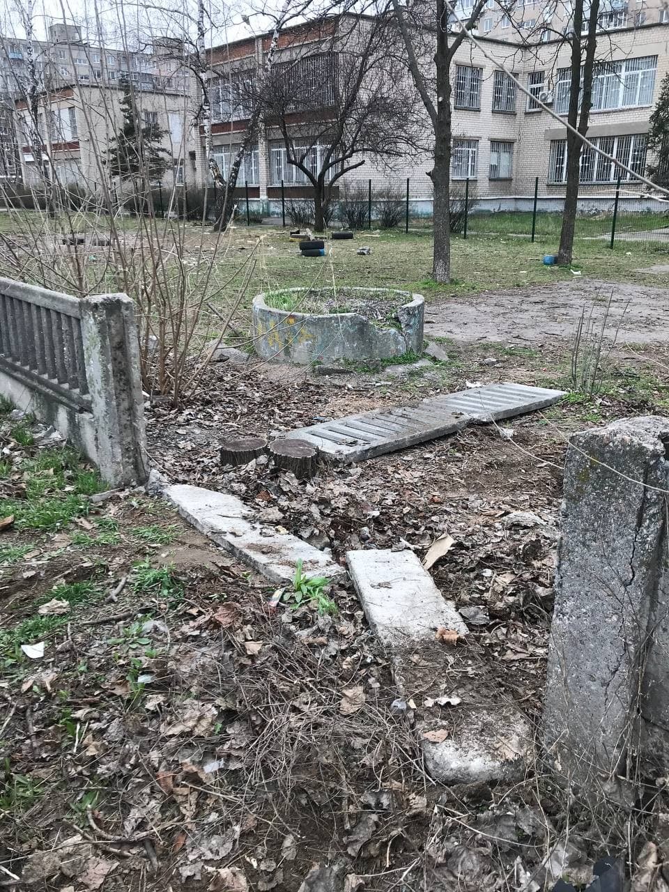 Заехал «порешать» дела: в Днепре водитель протаранил забор суда, фото-2