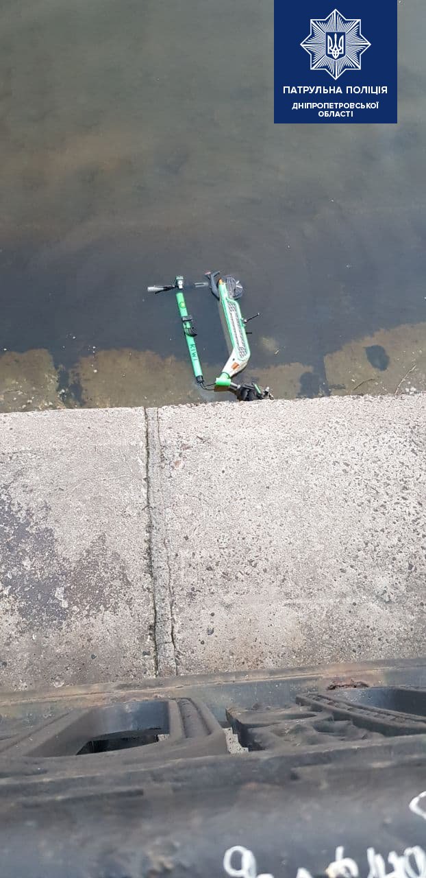 В Днепре компания подростков буянила на Набережной: выкинули электросамокат в реку, фото-1