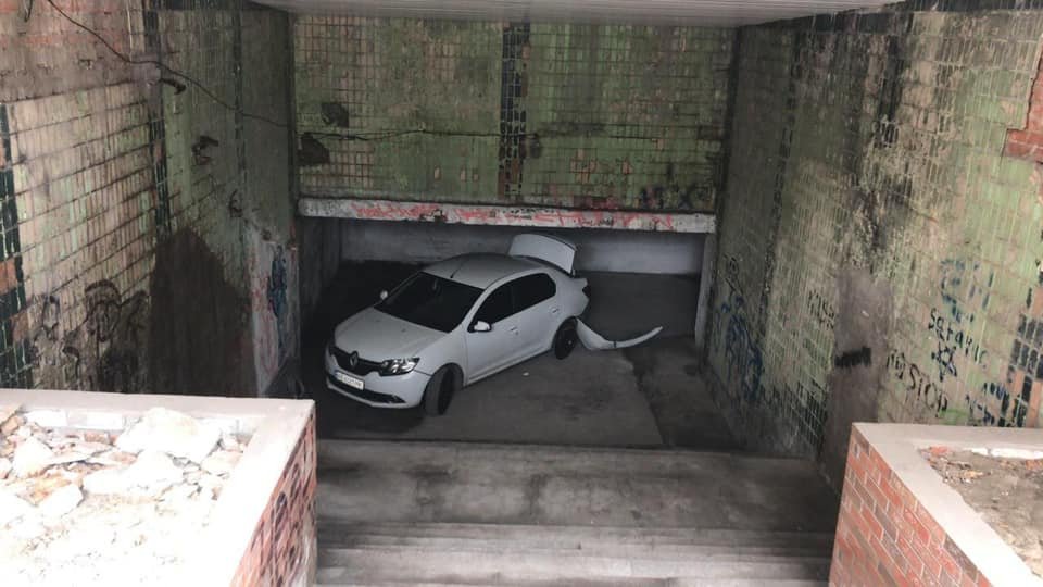 Арендовал, разбил и убежал: подробности об автомобиле в подземном переходе Днепра, фото-1