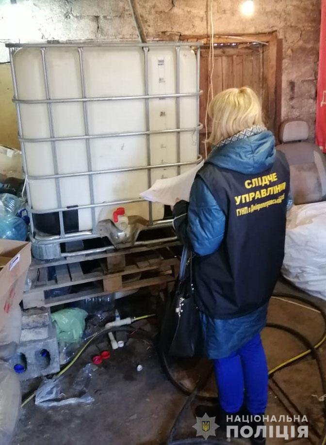 Под Днепром полицейские накрыли подпольную фирму, где делали фальшивый алкоголь и сигареты, фото-6