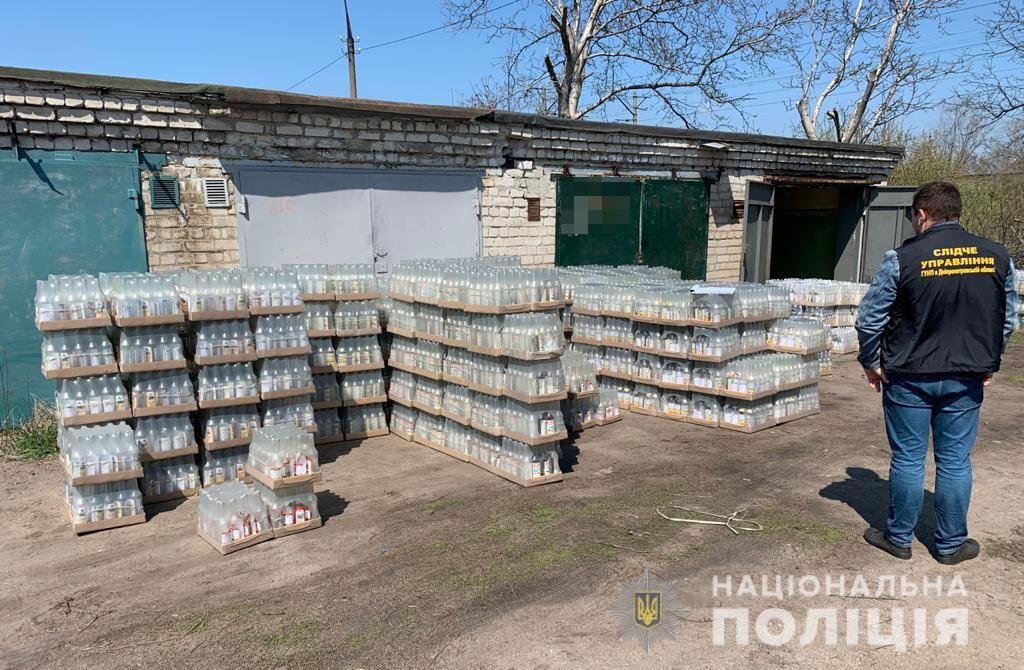 Под Днепром полицейские накрыли подпольную фирму, где делали фальшивый алкоголь и сигареты, фото-1