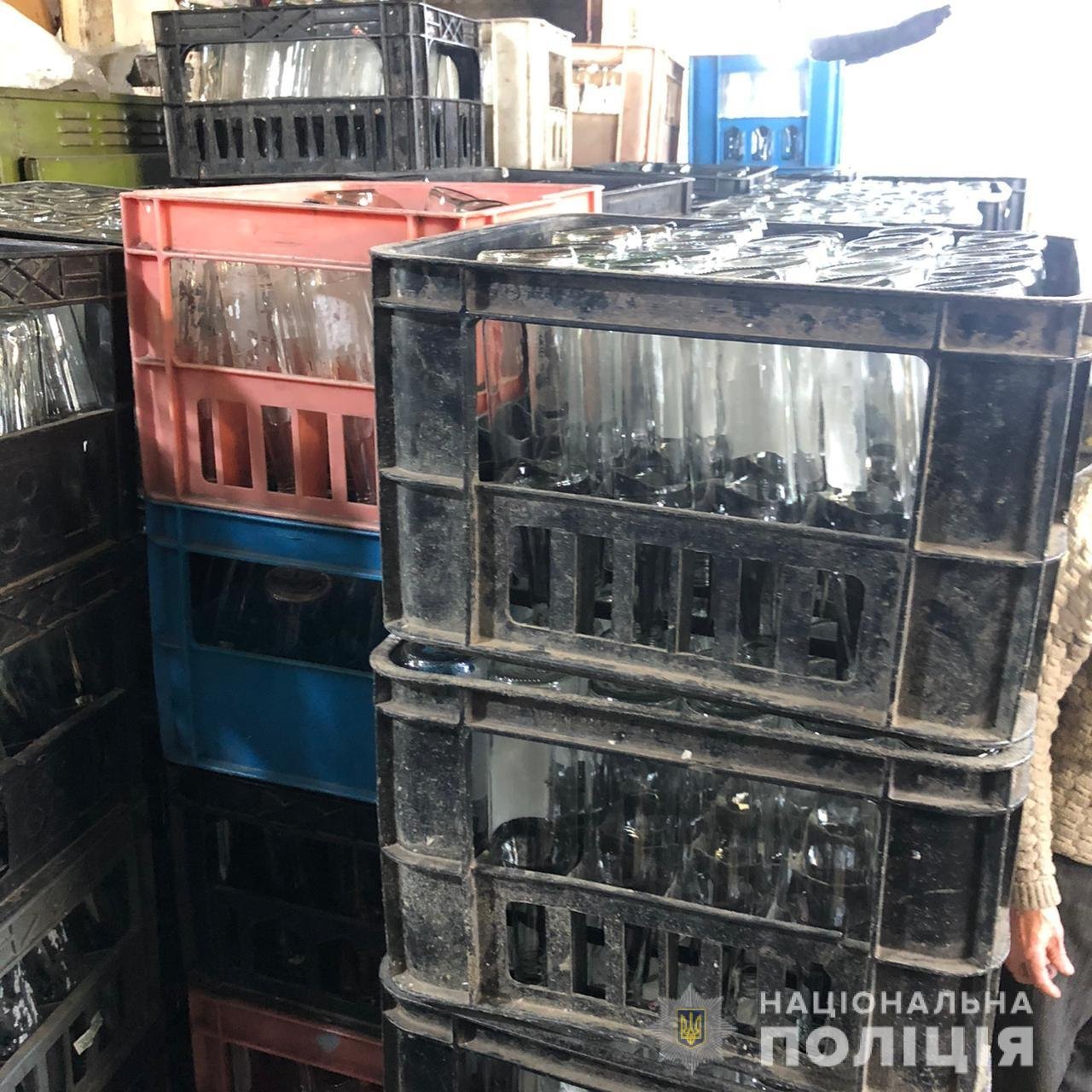 Под Днепром полицейские накрыли подпольную фирму, где делали фальшивый алкоголь и сигареты, фото-5