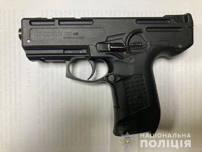 Угрожал работником расправой: в Днепре и области мужчина "бомбил" магазины и микрокредиты, фото-1