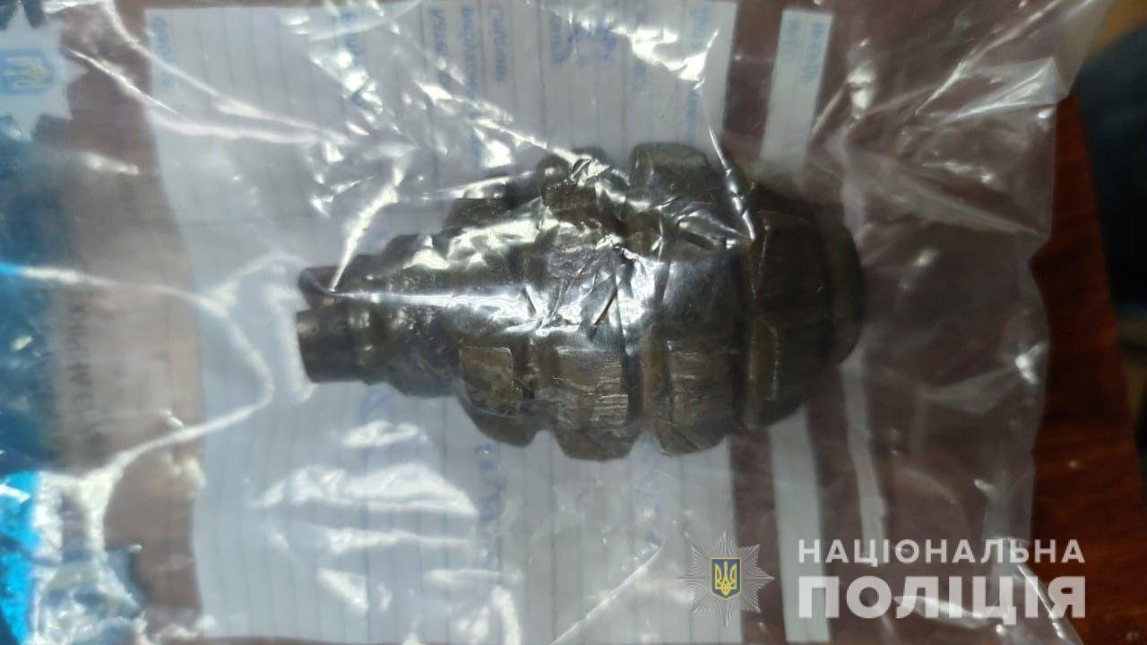 Угрожал работником расправой: в Днепре и области мужчина "бомбил" магазины и микрокредиты, фото-2