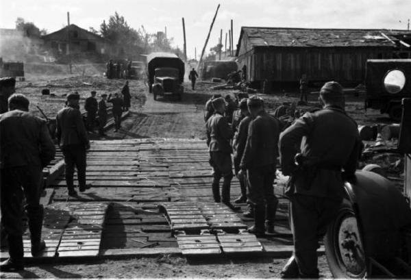 Подбитые танки и жизнь в оккупации: Днепр глазами итальянцев в 1941 году, - уникальные фото, фото-3