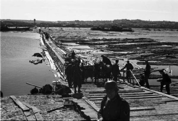Подбитые танки и жизнь в оккупации: Днепр глазами итальянцев в 1941 году, - уникальные фото, фото-7