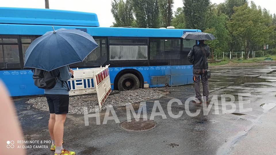 В Днепре автобус провалился в "затопленный" люк, - ФОТО, фото-1