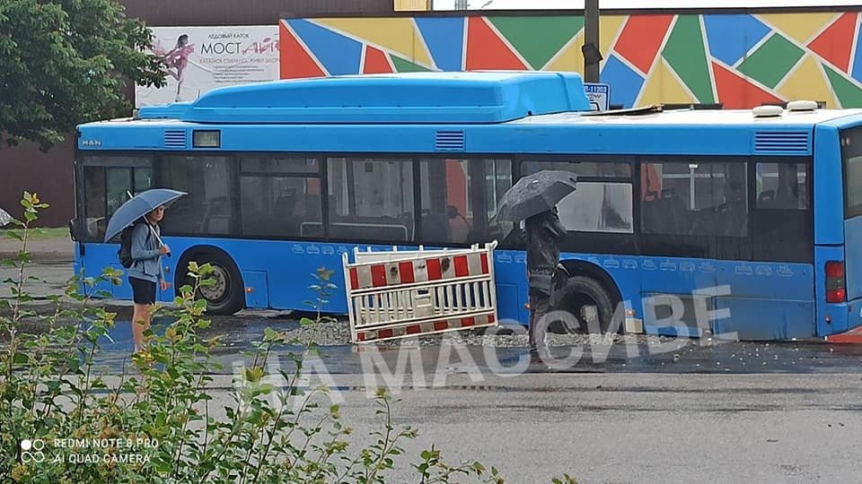 В Днепре автобус провалился в "затопленный" люк, - ФОТО, фото-2