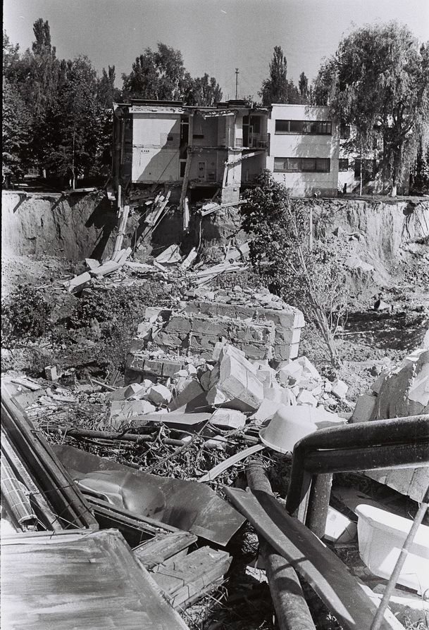 Трагедия на "Тополе" в Днепре: 24 года назад под землю ушли школа и многоэтажка, - уникальные фото, фото-1
