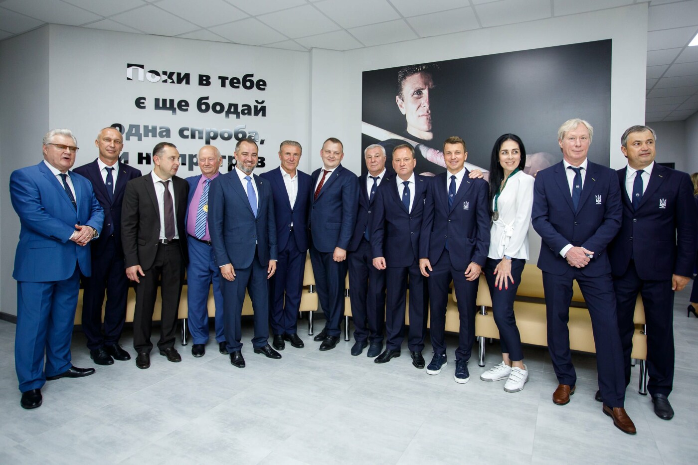 В Днепре Владимиру Зеленскому подарили форму сборной Украины по футболу, фото-1