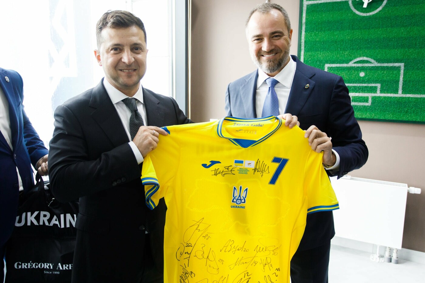 В Днепре Владимиру Зеленскому подарили форму сборной Украины по футболу, фото-3