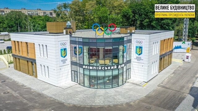 В Днепре Владимиру Зеленскому подарили форму сборной Украины по футболу, фото-2