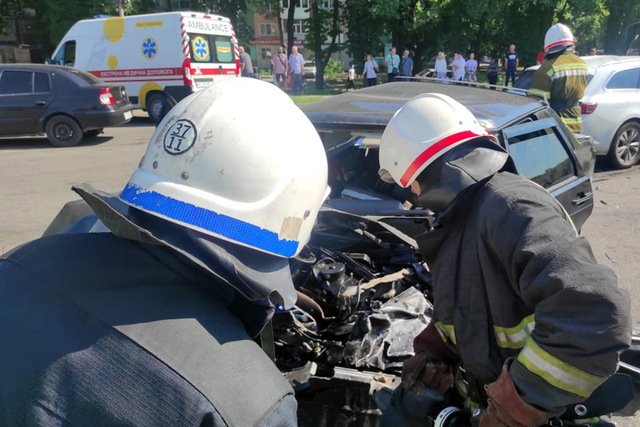 На Днепропетровщине произошла тройная авария: пострадавшего заблокировало в автомобиле, - ВИДЕО, фото-1