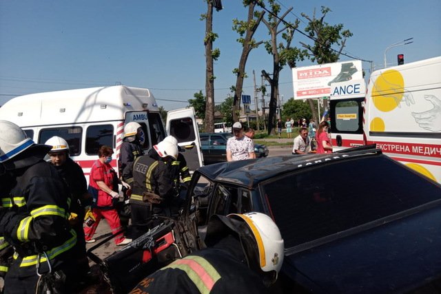 На Днепропетровщине произошла тройная авария: пострадавшего заблокировало в автомобиле, - ВИДЕО, фото-2