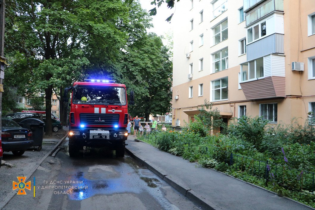В  Днепре спасатели ликвидировали пожар, который возник в многоэтажке и чуть не охватил весь дом , фото-1