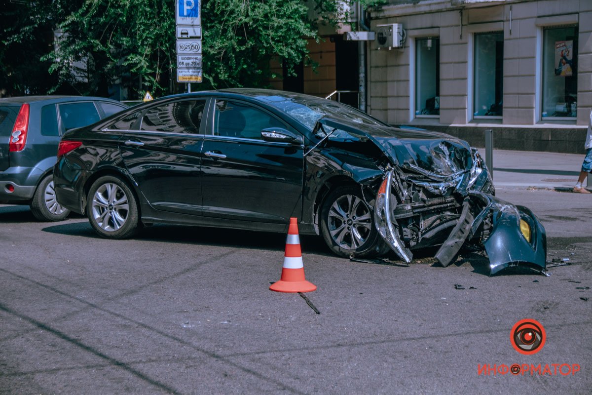 В центре Днепра от столкновения с Hyundai, BMW отлетел и приземлился на крышу , фото-2