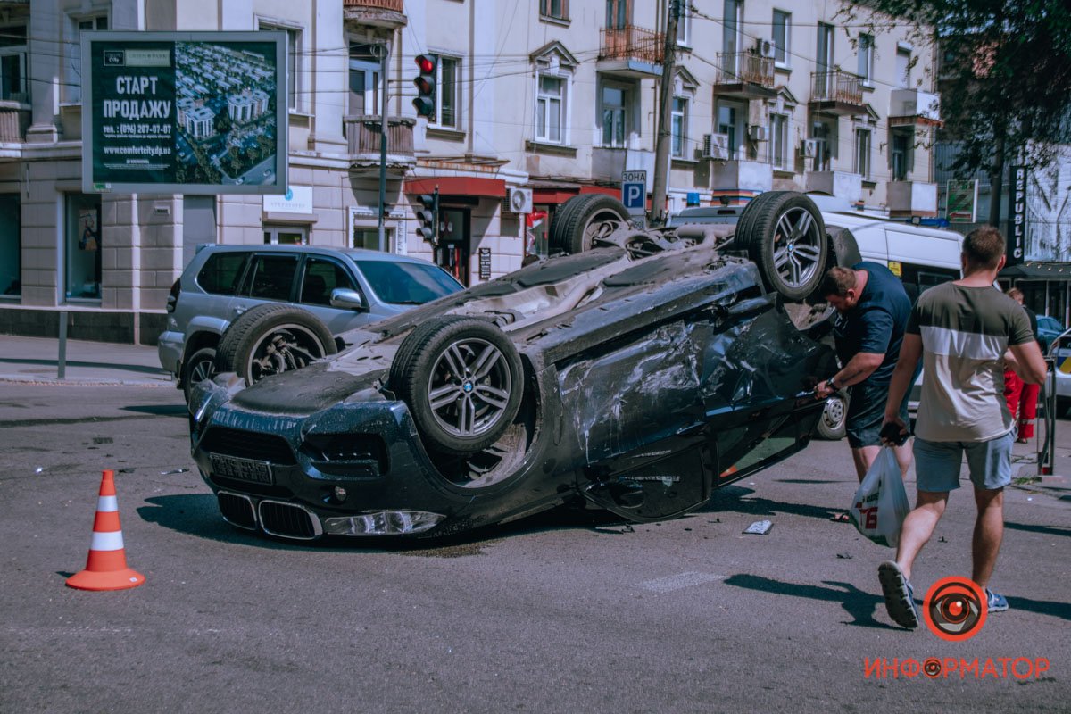 В центре Днепра от столкновения с Hyundai, BMW отлетел и приземлился на крышу , фото-1